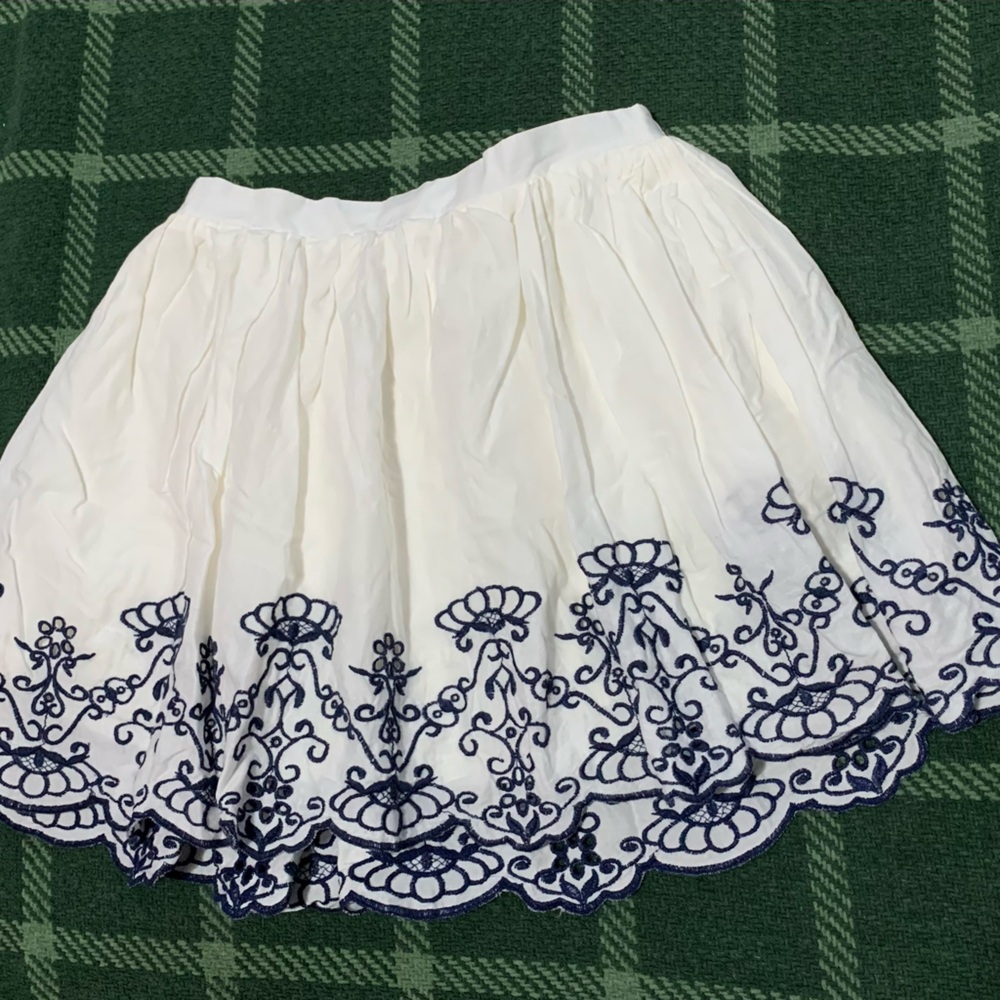 Cherokee elastic waist embroidered skirt